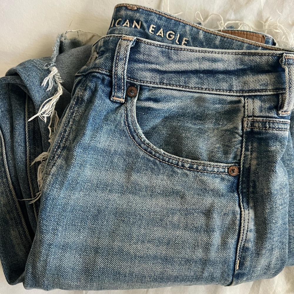 American Eagle AE Strigid Mom Jeans Ripped Size 6